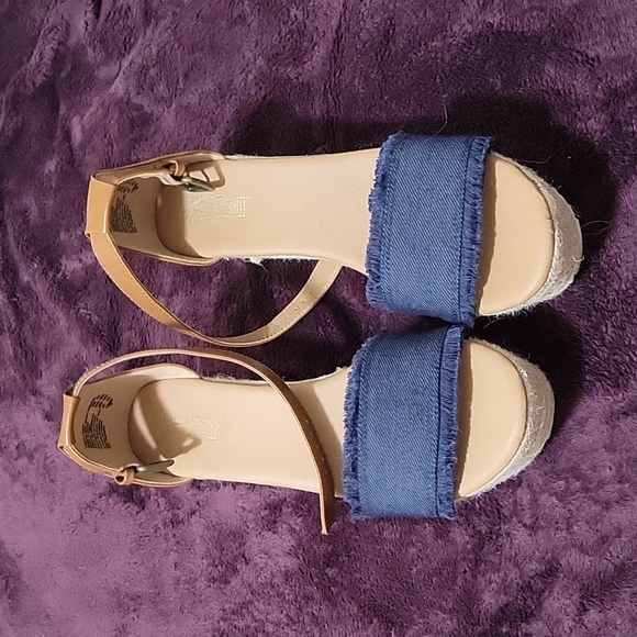 8 1/2 Brash Sandels, only worn once - Picture 2 of 4